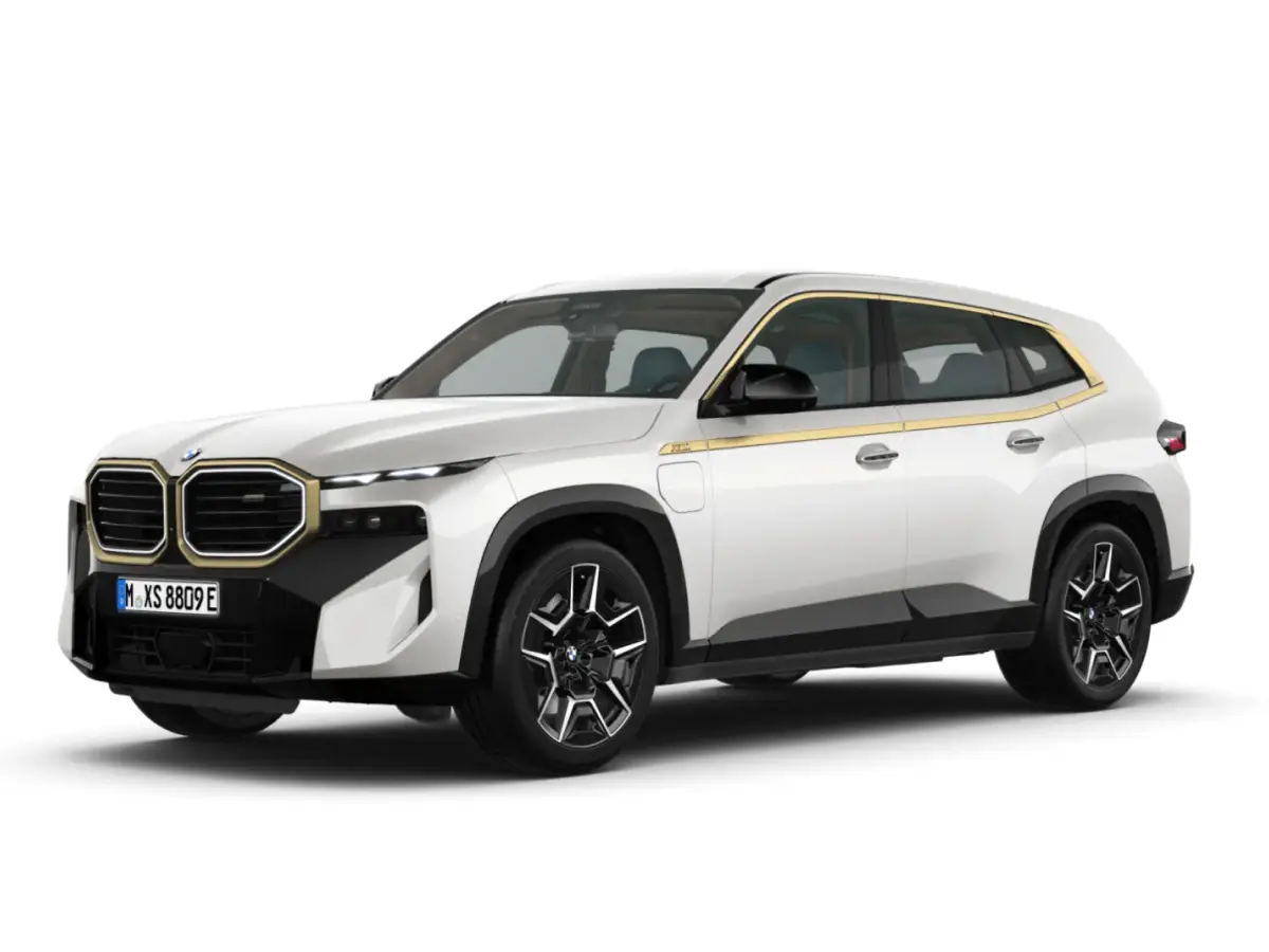 BMW XM MINERAL WHITE METALLIC